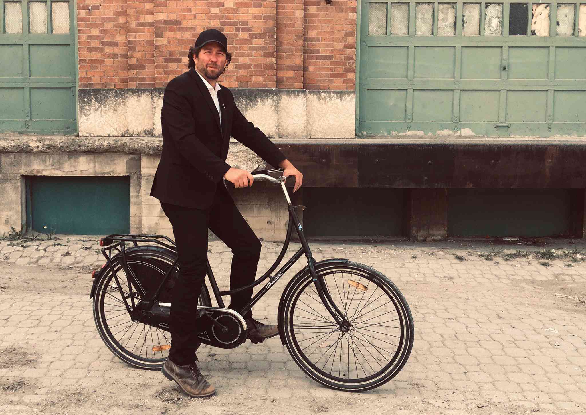 安德斯·斯旺森骑着自行车