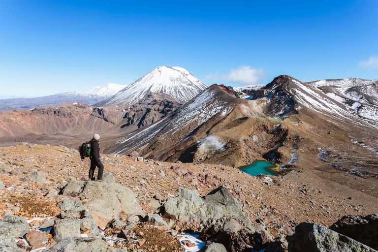 徒步旅行者在新西兰特阿拉罗阿的汤加里罗火山上