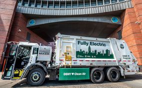 沃尔沃集团的子公司麦克卡车今天宣布，纽约市卫生局(DSNY)计划购买7辆麦克®LR电动垃圾车，这些车将在纽约市的每个行政区运营。＂width=