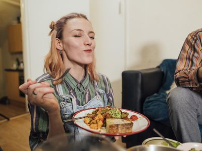 快乐的女人吃素食