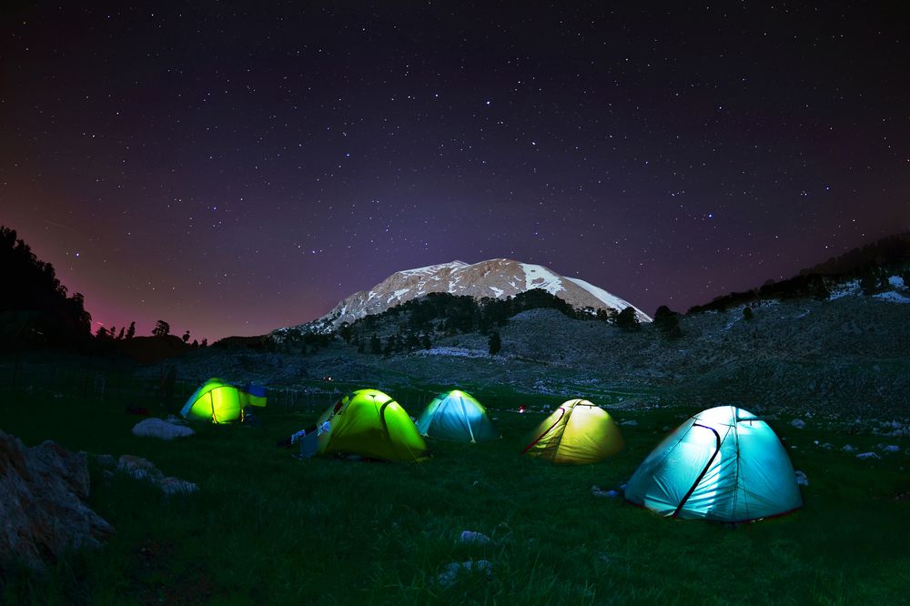 绿色和蓝色的帐篷反映了附近山的形状。