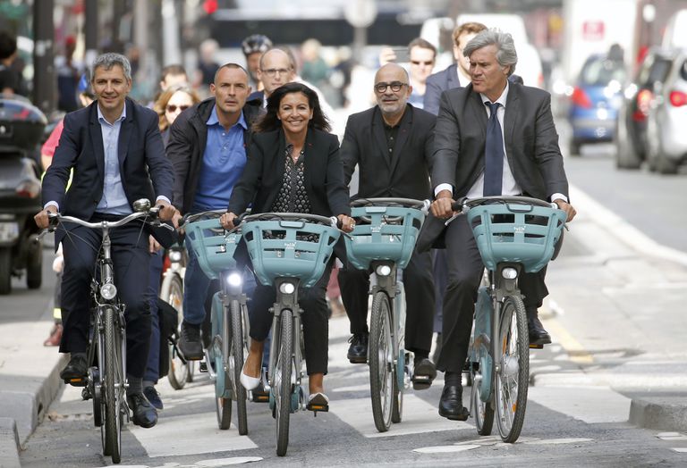 伊达尔戈市长在自行车道上骑电动自行车＂class=