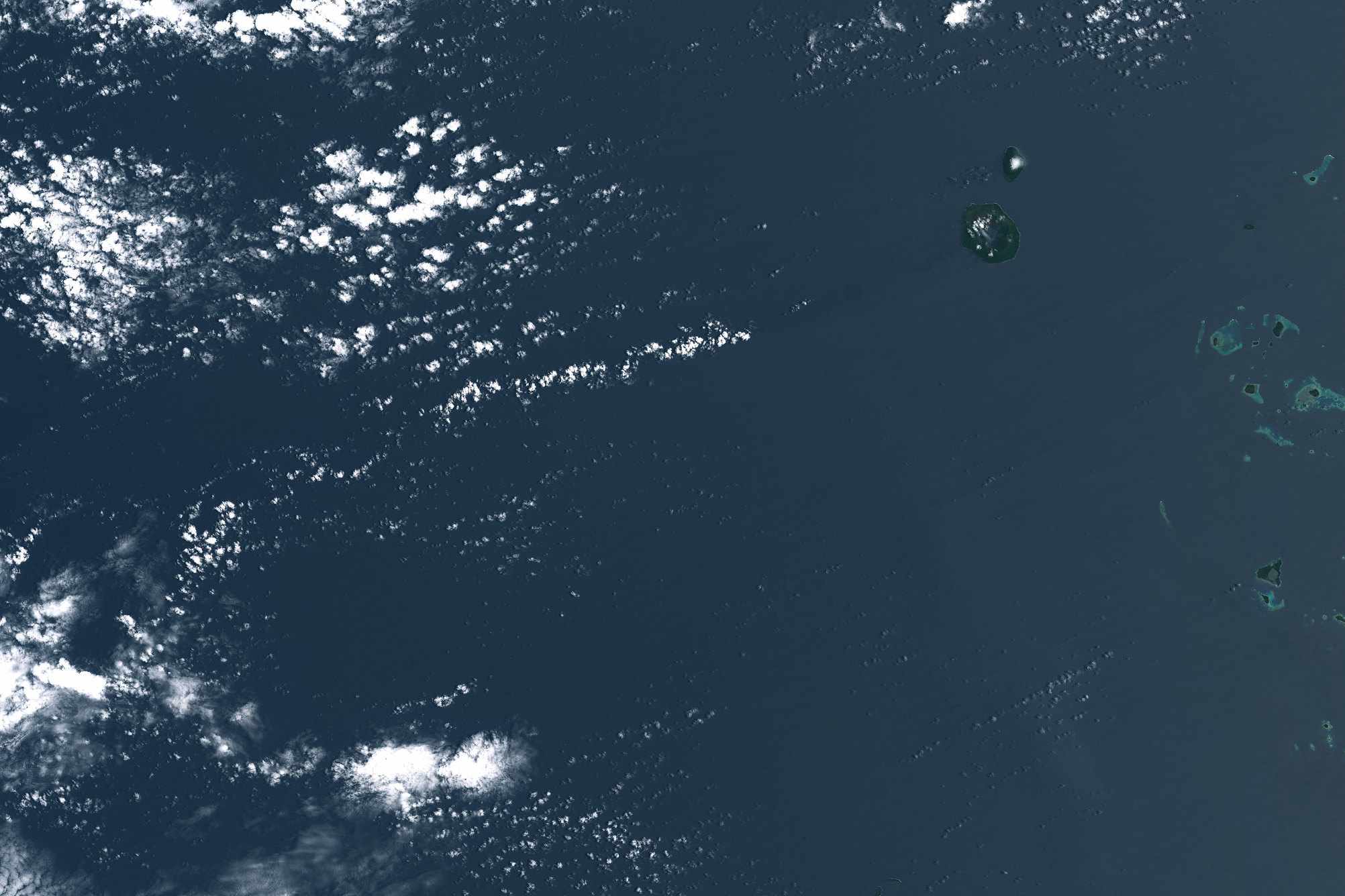 新岛屿被海和云包围的卫星图像