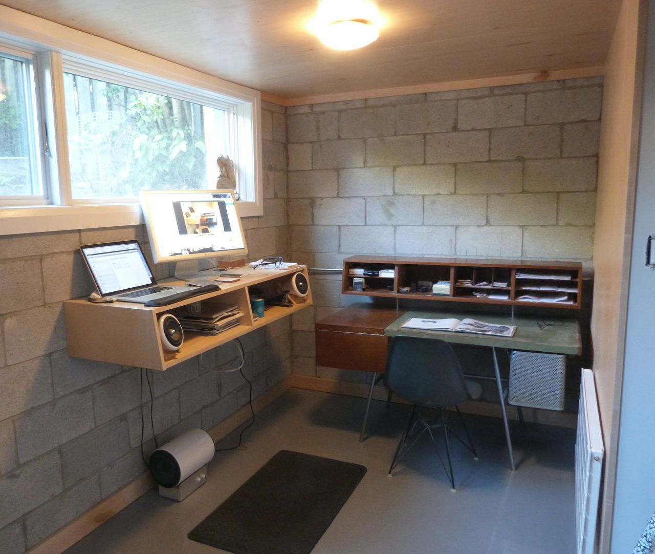 办公室设置书桌和存储在一个小煤渣砖围墙的房间