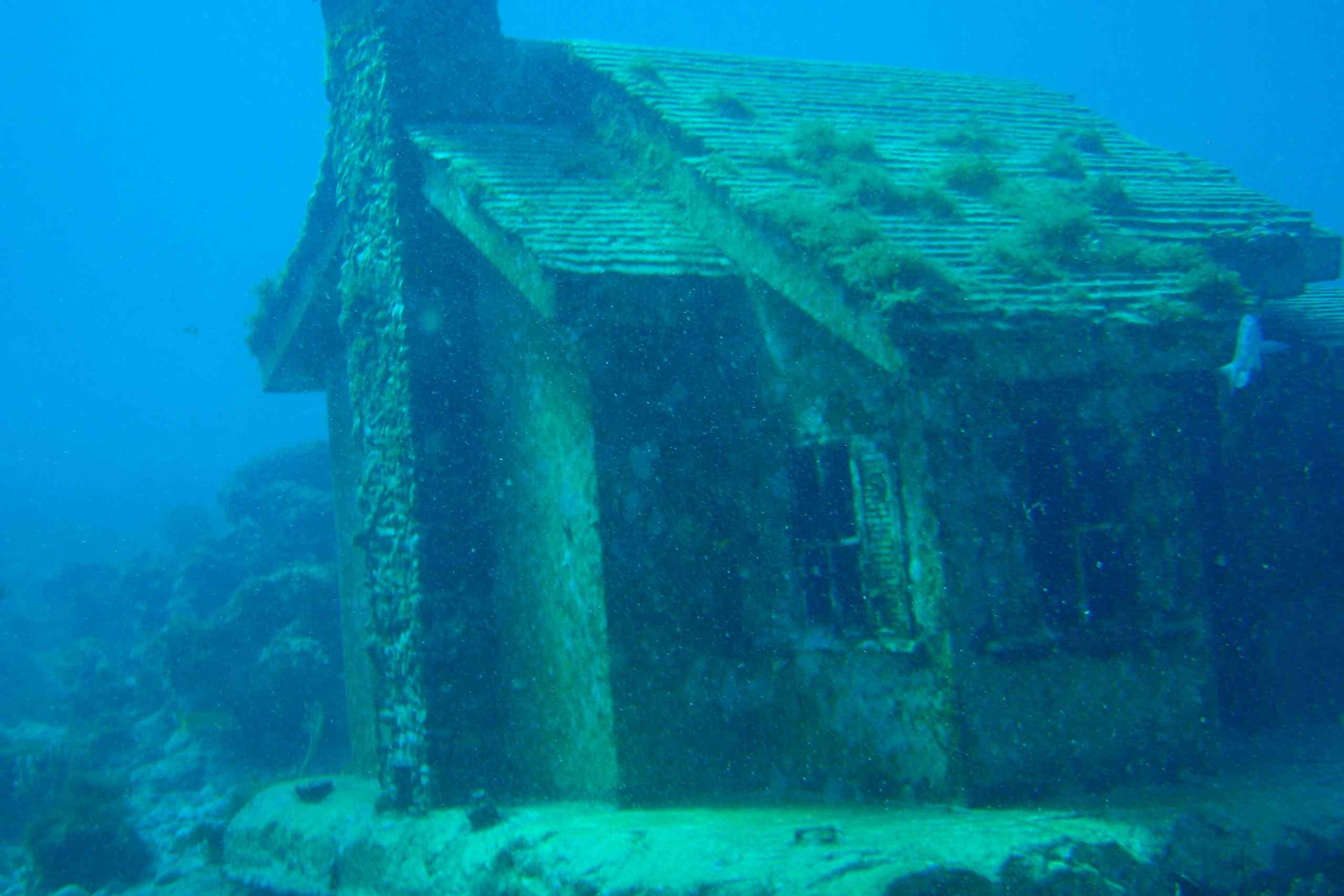 海底的石屋，上面覆盖着珊瑚