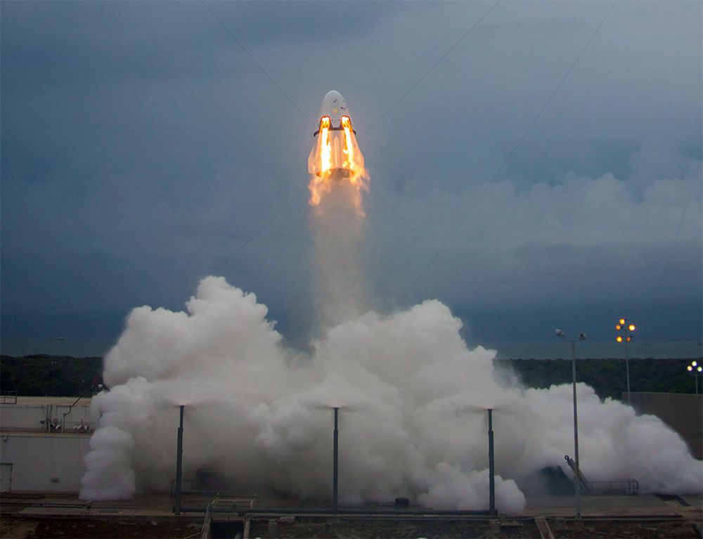 2015年5月，SpaceX成功进行了Crew Dragon航天器的第一次发射台中止飞行测试。