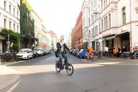 一名男子在柏林骑电动自行车