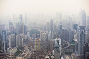 雾霾笼罩的上海天际线＂width=
