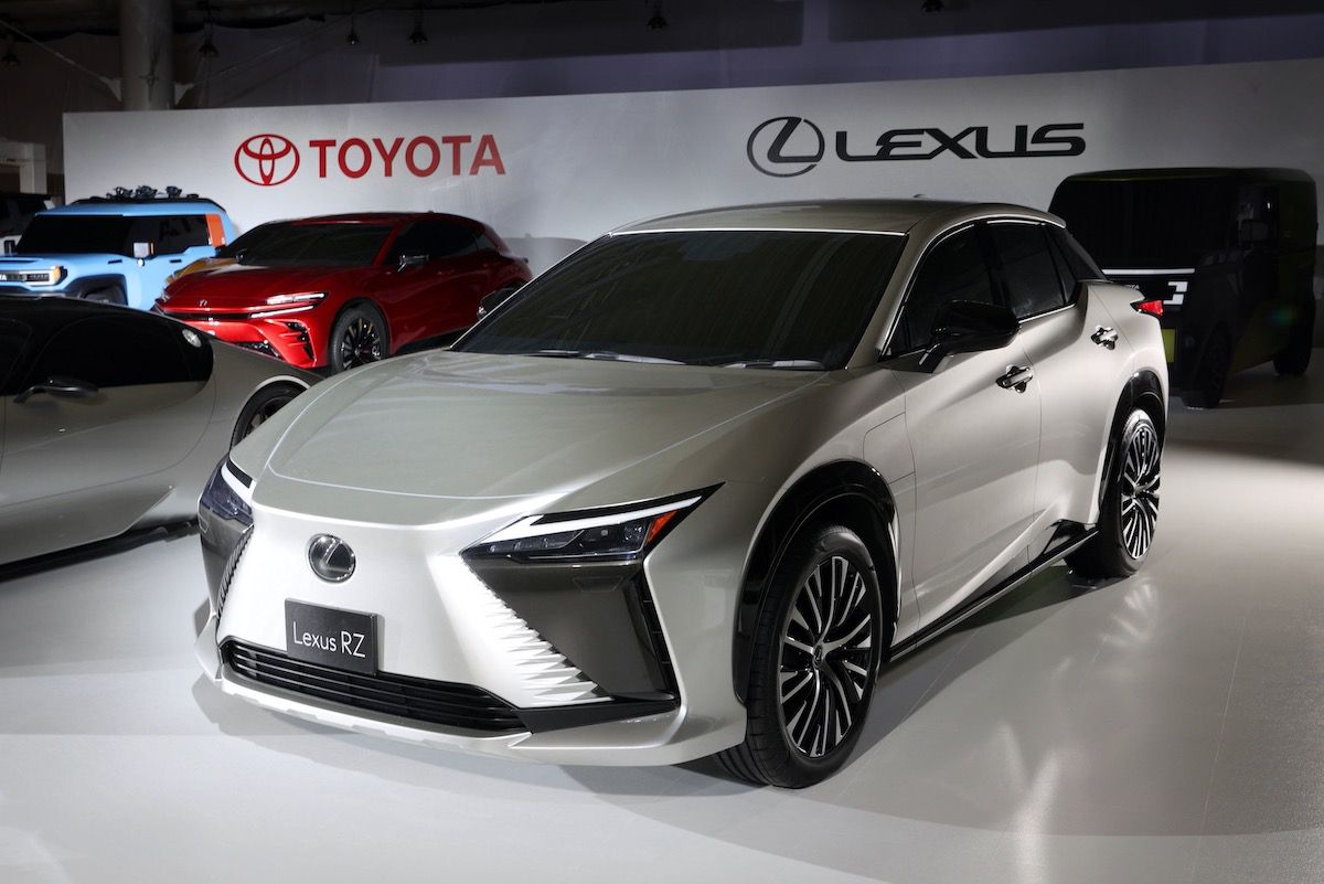 2023 lexus rz 450e的前部在一个装满其他汽车的陈列室。