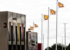 地狱旗帜在微风中飘扬在A3高速公路公司的加油站,Herve附近,比利时,2014年8月18日。