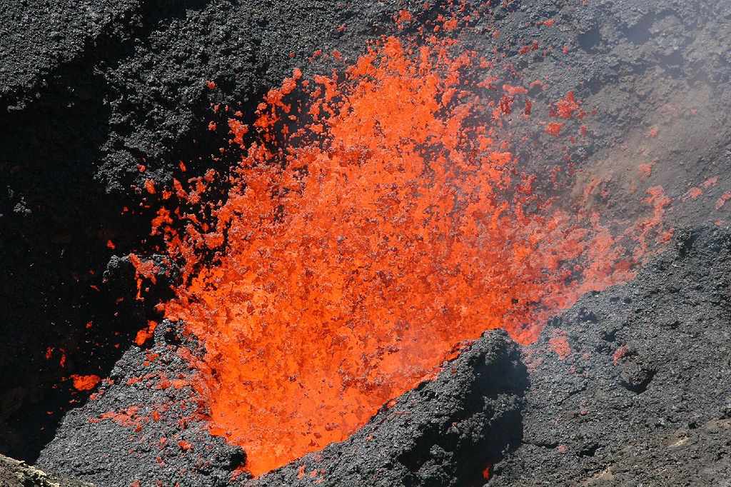 Volcan Villarrica火山口内的熔岩喷泉“width=