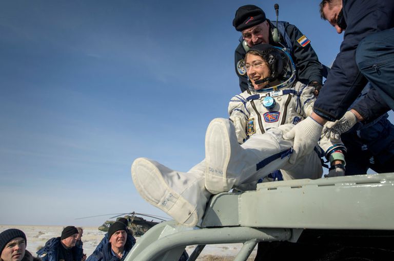 NASA Astronaut Christina Koch在距离空间一年之后的一年之后，在降落之后帮助了解了豆腐MS-13