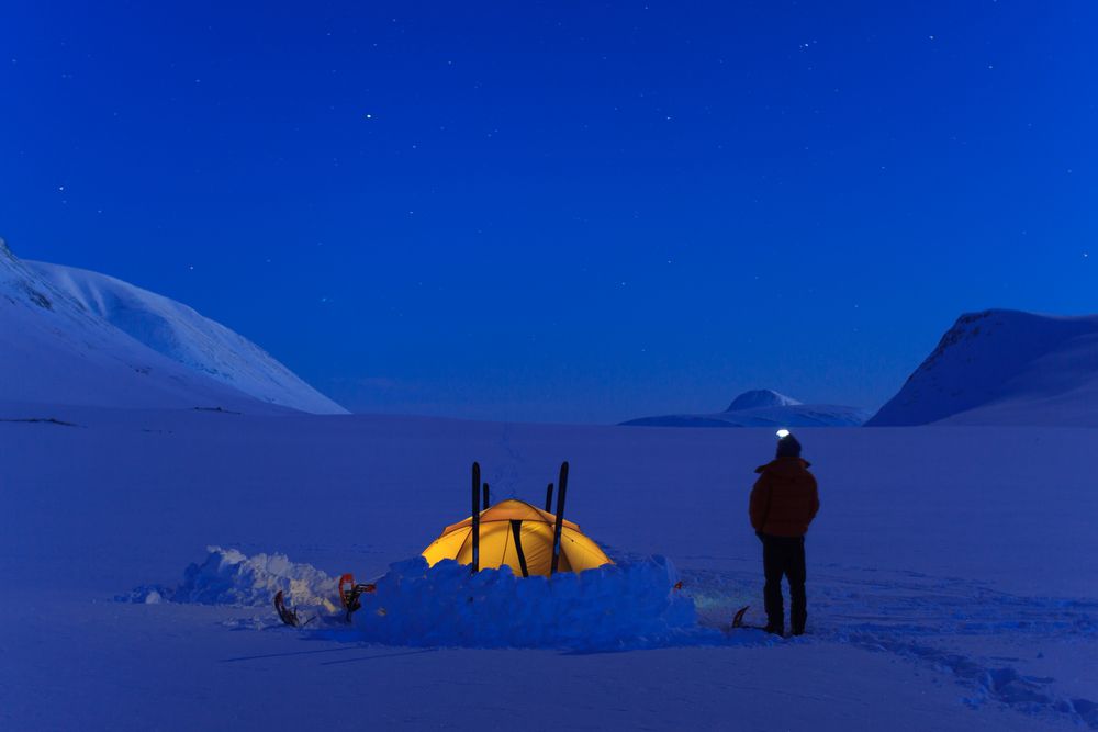 帐篷温暖的光芒是拉普兰抵御寒冷的避难所。