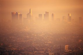 洛杉矶上空的空气污染”width=