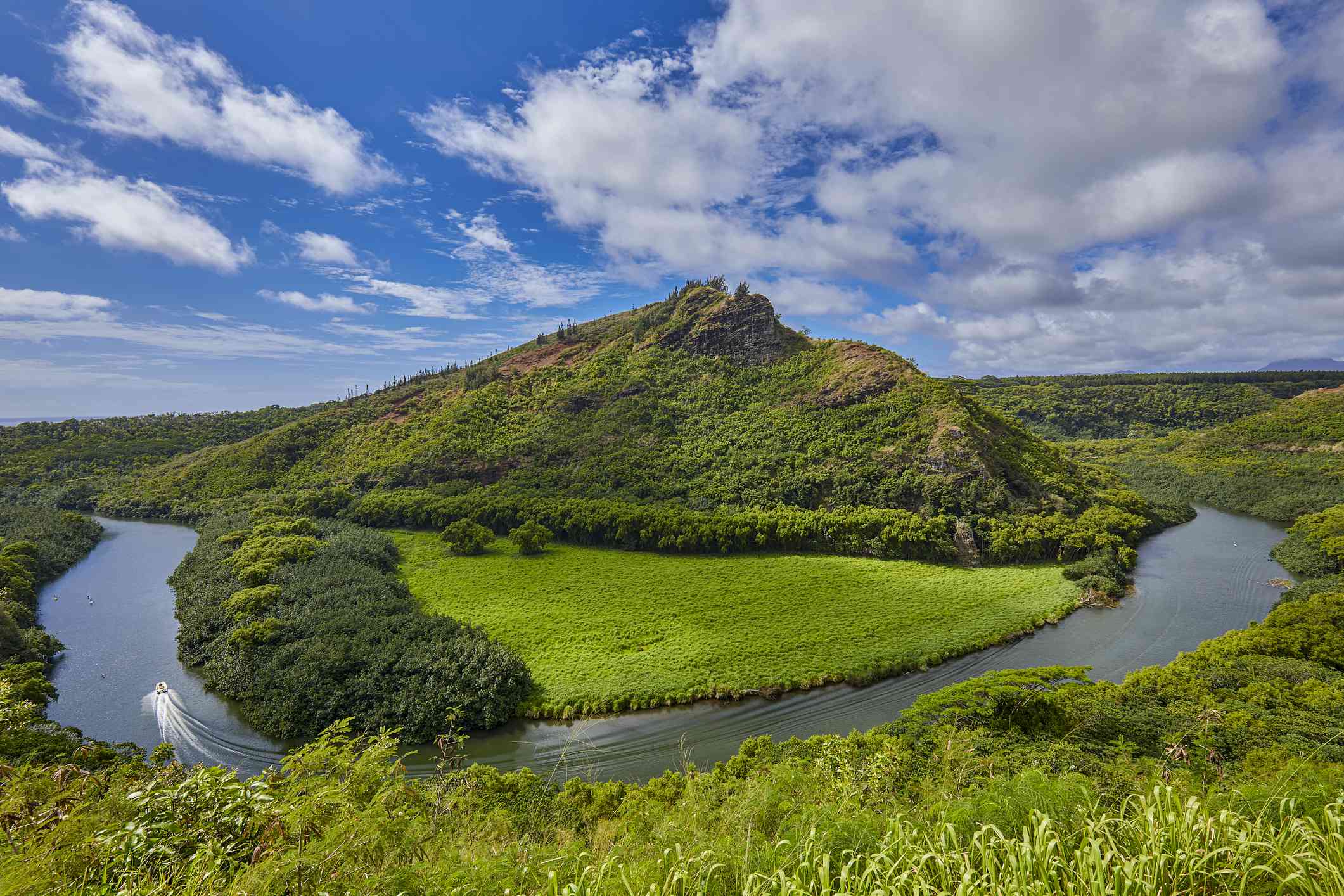 外鲁阿河蜿蜒在开阔的草地和小山上