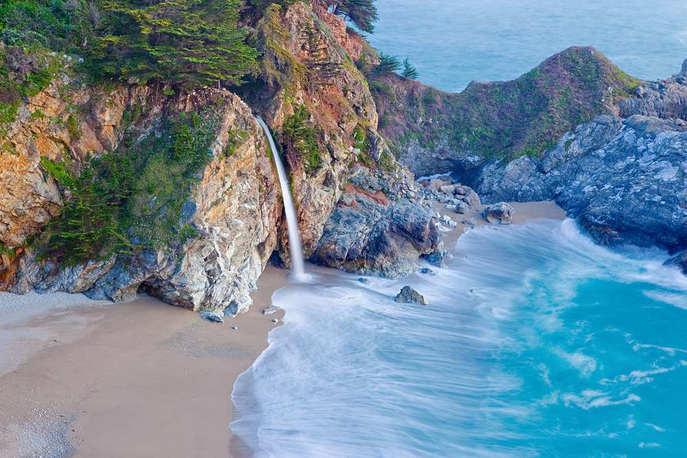 麦克威瀑布是加利福尼亚州的潮汐瀑布，它会流入海洋