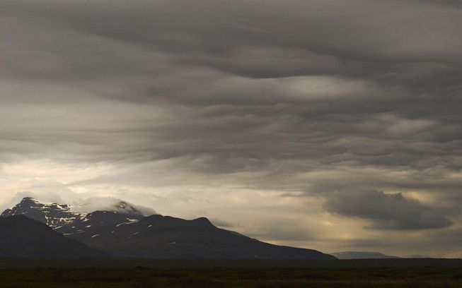 波形的云在冰岛