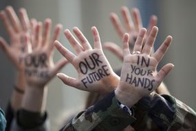 2月21日，在比利时首都布鲁塞尔举行的第七届布鲁塞尔青年气候大游行中，青年抗议示威。