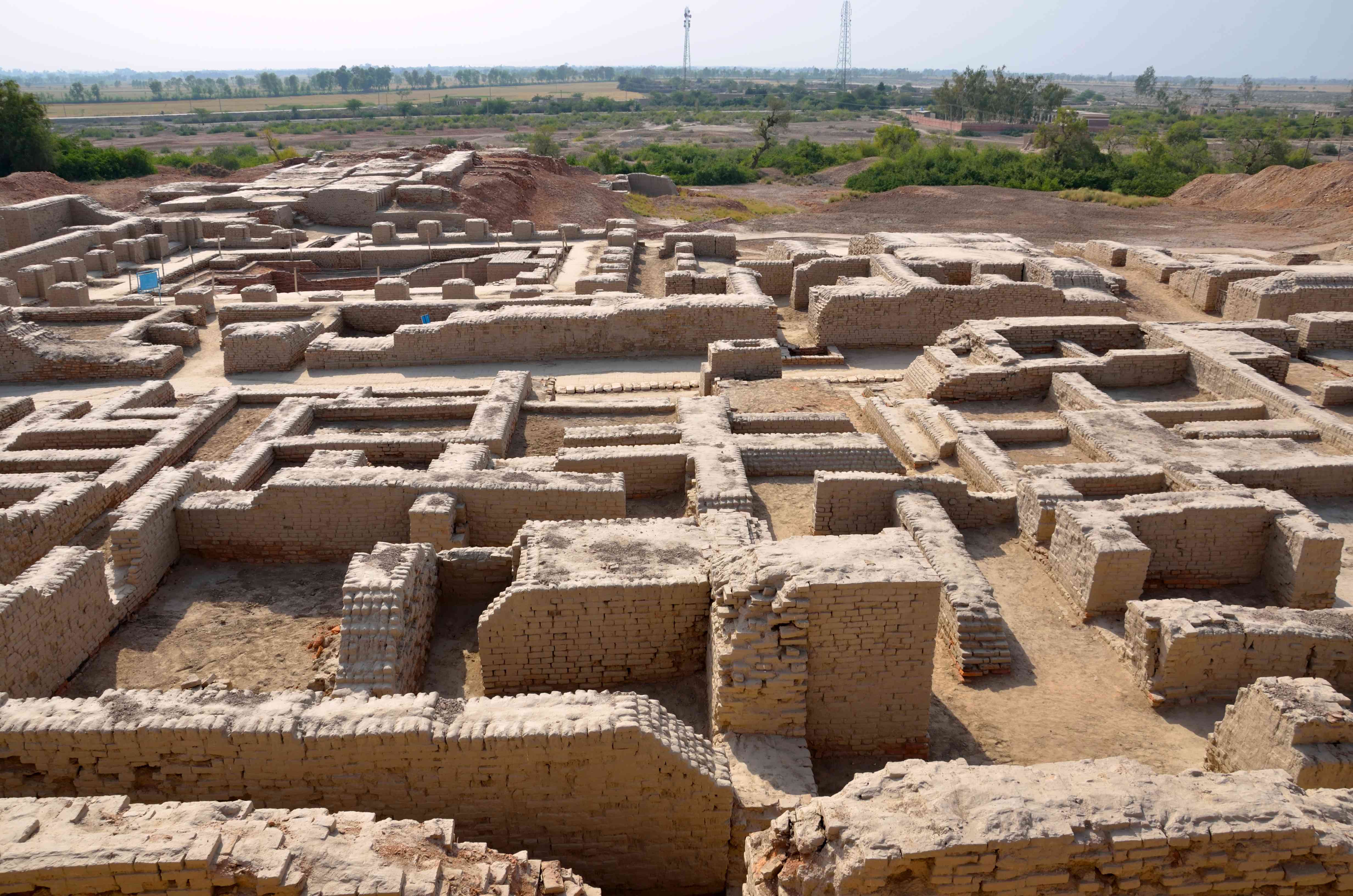 印度河流域的城市建筑废墟用泥砖紧密地建在一起＂width=
