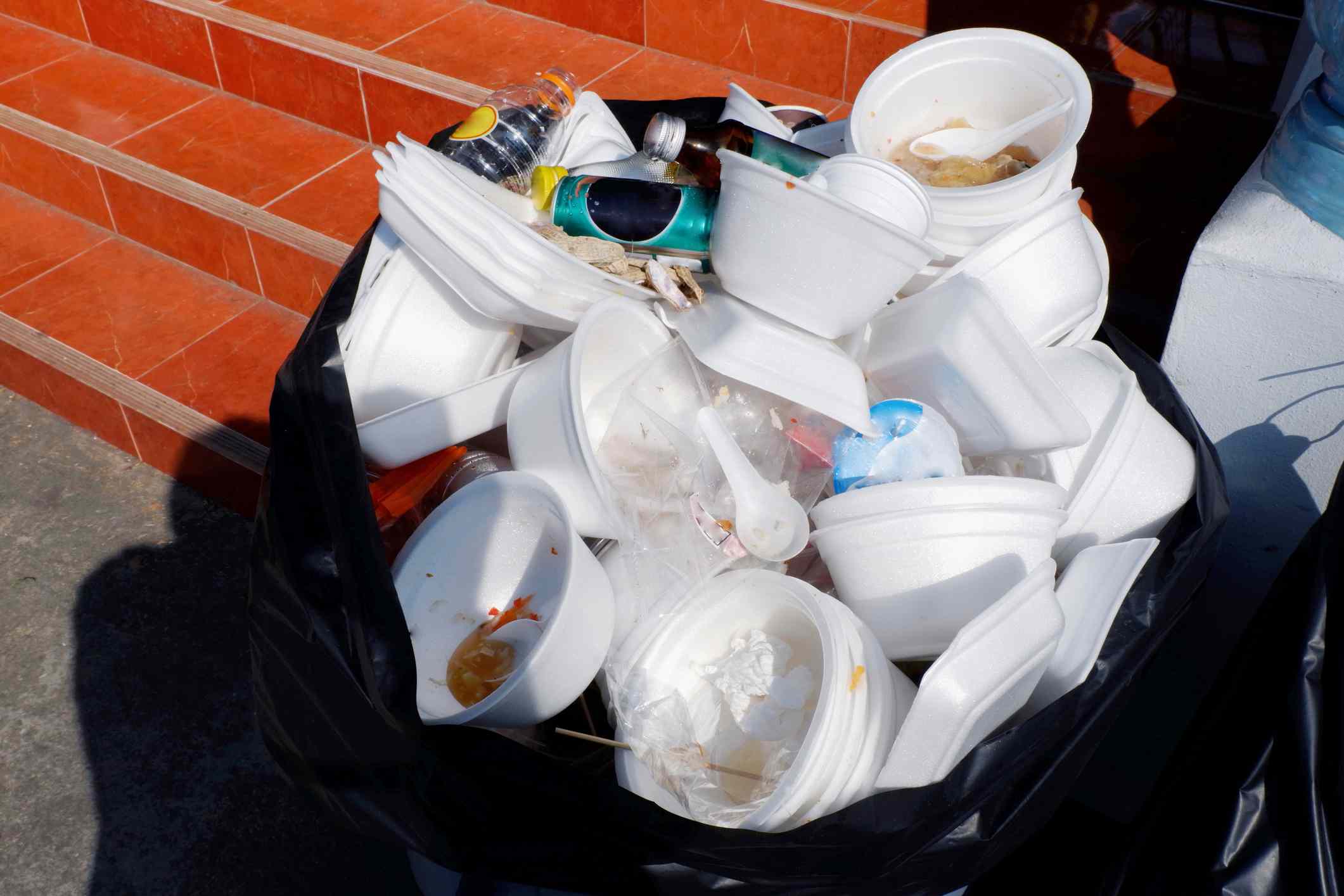 垃圾泡沫托盘和塑料，垃圾垃圾泡沫食品托盘白色多堆在塑料黑色袋子脏，垃圾箱，垃圾，回收