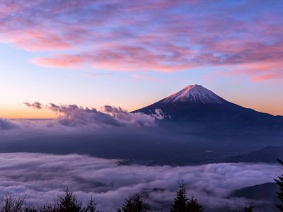 富士山,薄雾在Kawaguchiko湖美丽的日出