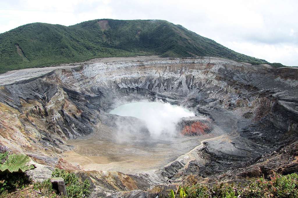 哥斯达黎加的拉古纳·卡里恩特湖，Poás火山的绿意盎然