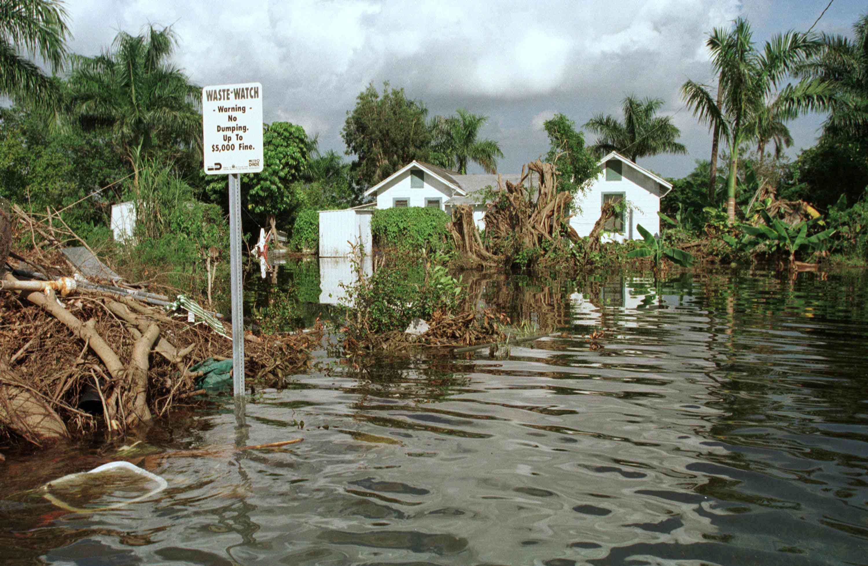 沉重的洪水到达迈阿密”width=