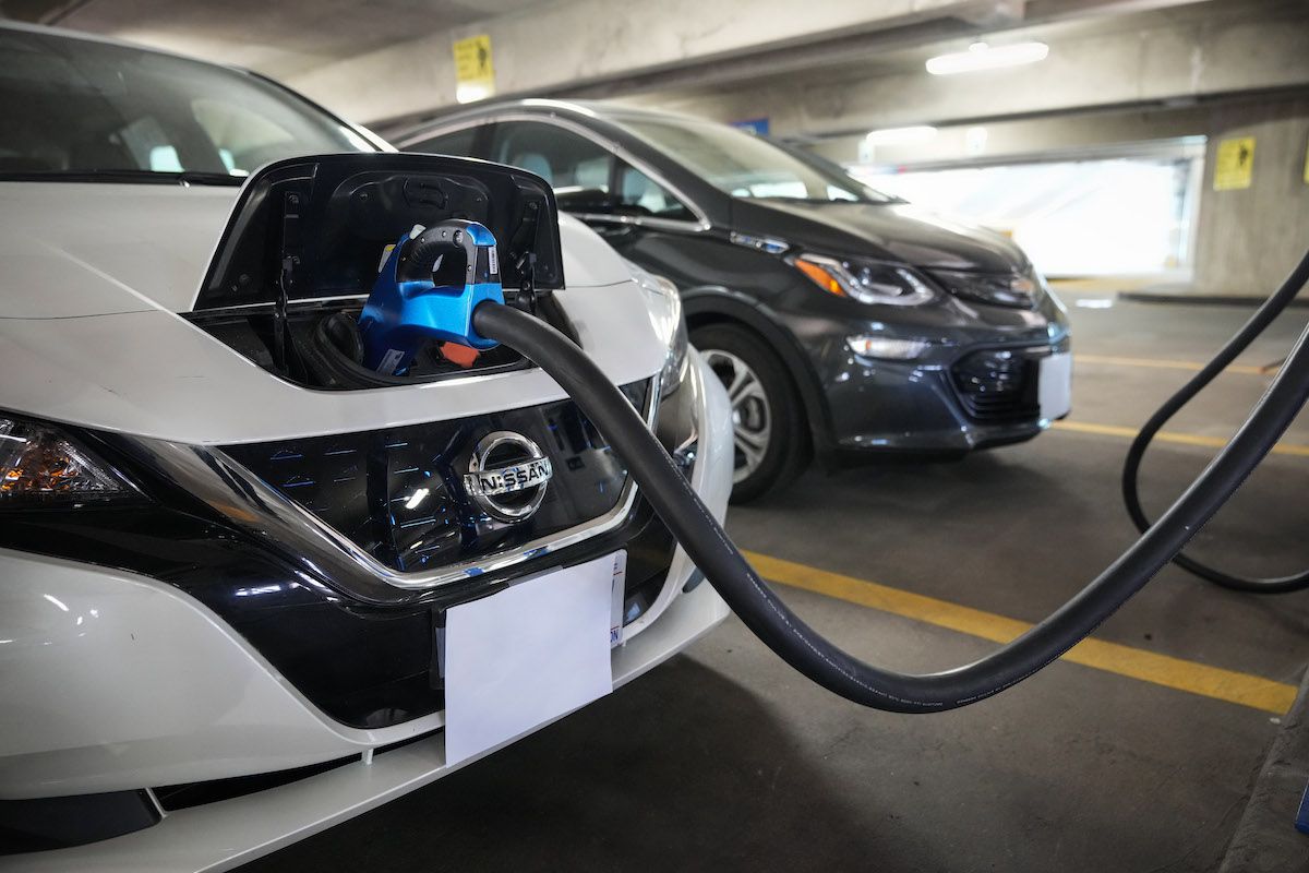 拜登政府已经提出了超过1700亿美元的支出，以促进零排放公交车和汽车的生产，并增加电动汽车充电站的数量。