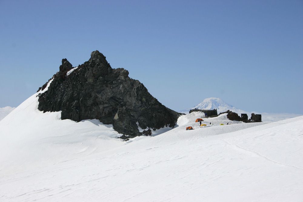 一个被冰川环绕的岩石山峰附近的大本营