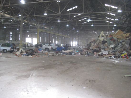 大型仓库设施内的卡车和废物。