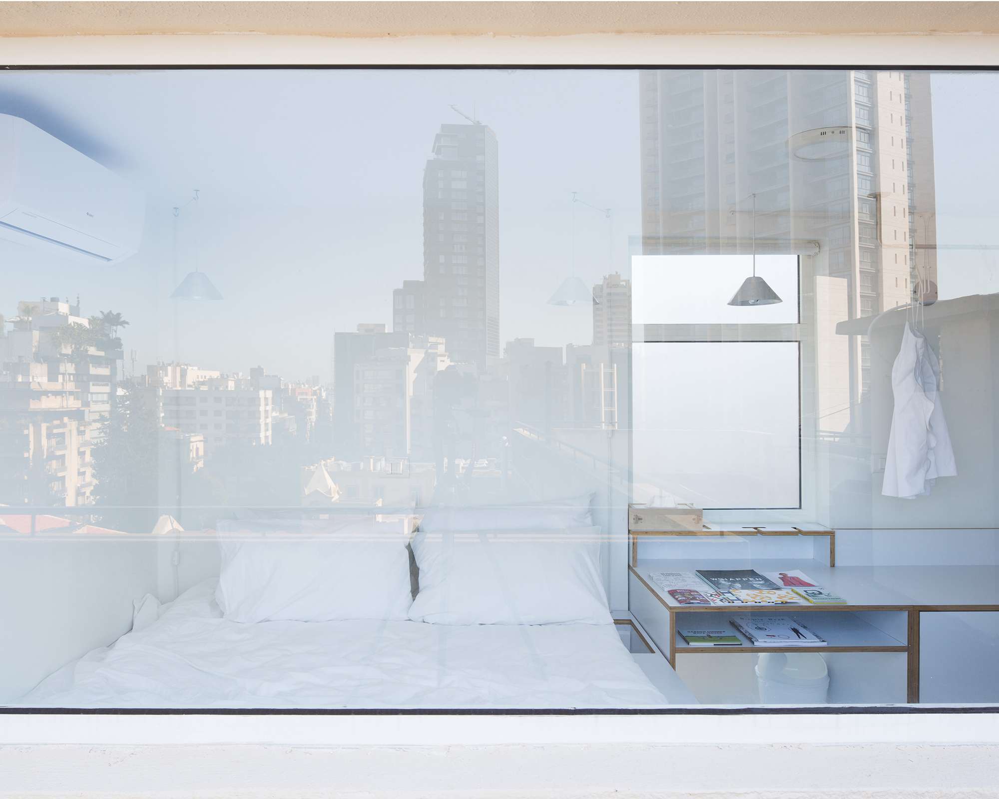 位于床脚的Elie Metni窗旁的Shoebox微型公寓＂width=