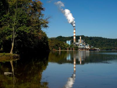 米切尔发电厂的排放羽流上升,火力发电厂,莫农加希拉河在前景。