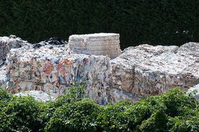 二手纸收集在意大利Bagni di Lucca附近的Ponte的Ponte中回收纸