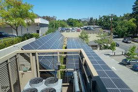 加利福尼亚的太阳能屋顶“width=