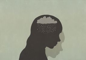 剪影悲伤的女人头上有雨云