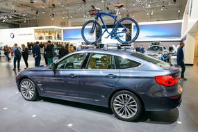BMW与自行车“width=