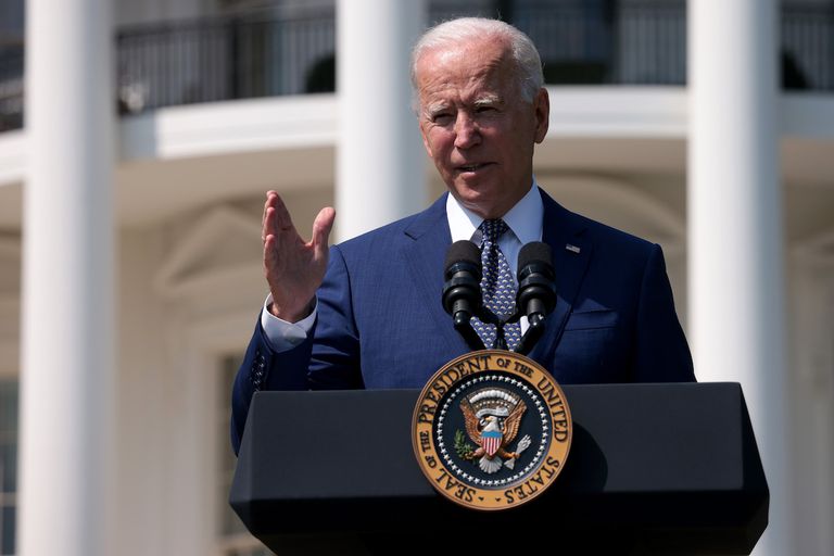 美国总统乔·拜登（Joe Biden）在2021年8月5日在华盛顿特区举行的白宫南草坪的一次活动中发表了言论。拜登（Biden）就政府努力加强美国对清洁汽车和卡车领导的努力发表了评论。“class=