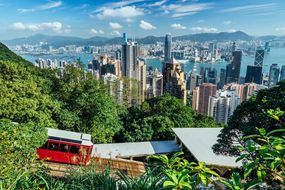 香港红峰有轨电车在陡峭的山上，远处是大海
