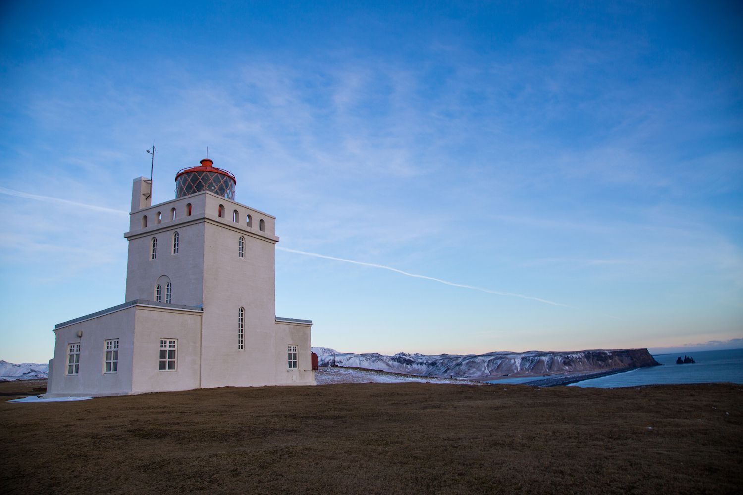 Dyrhólaey黄昏时分冰岛南海岸的灯塔