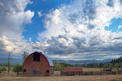 小型宅基地，经典的红色谷仓和灿烂的蓝天和云