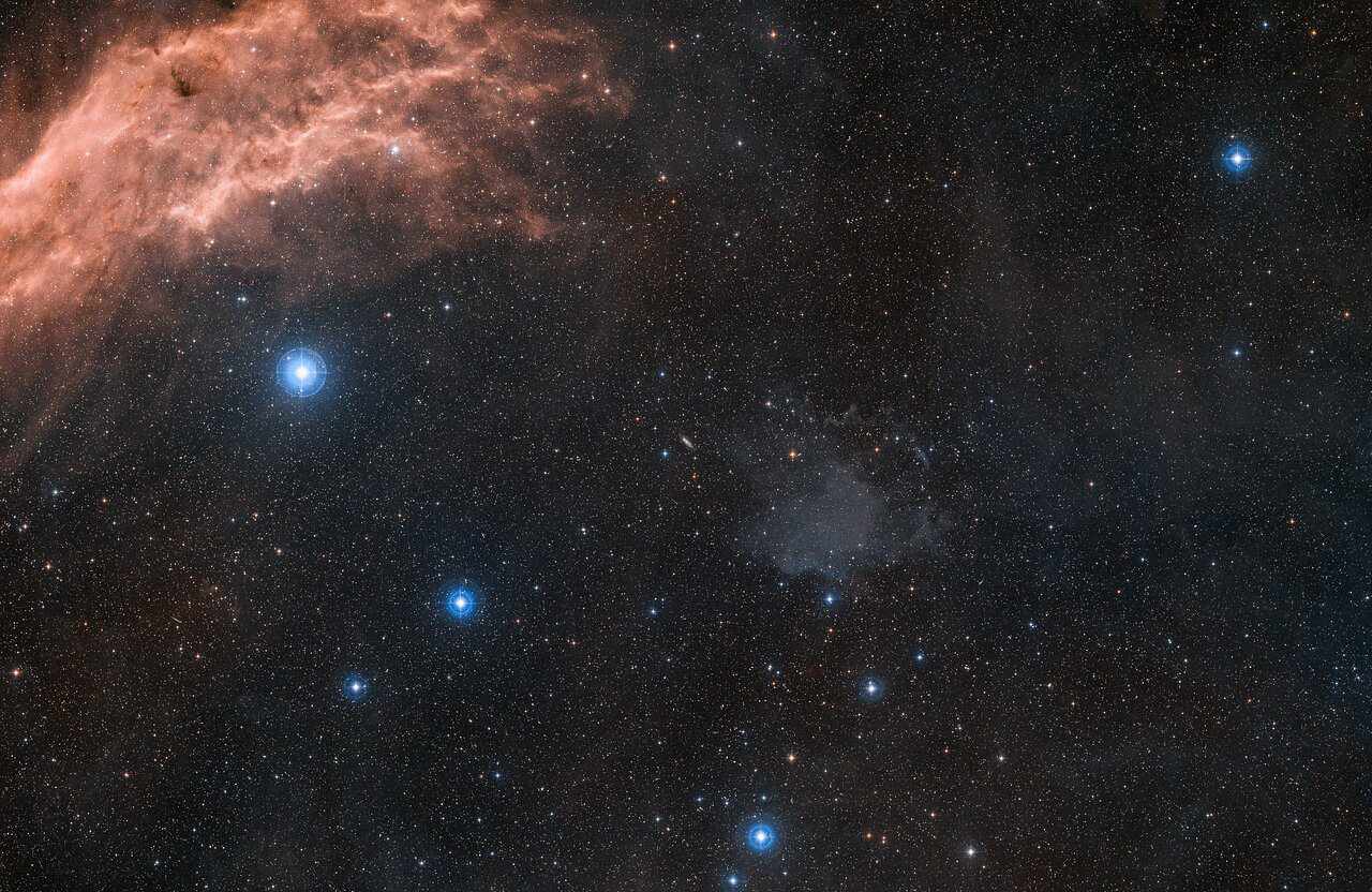 夜空的广阔视野，显示了UGC 2885。
