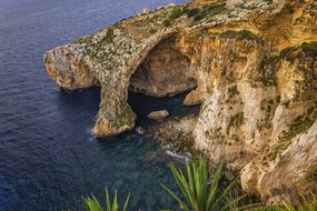 沿海岸线的洞穴入口和自然拱门