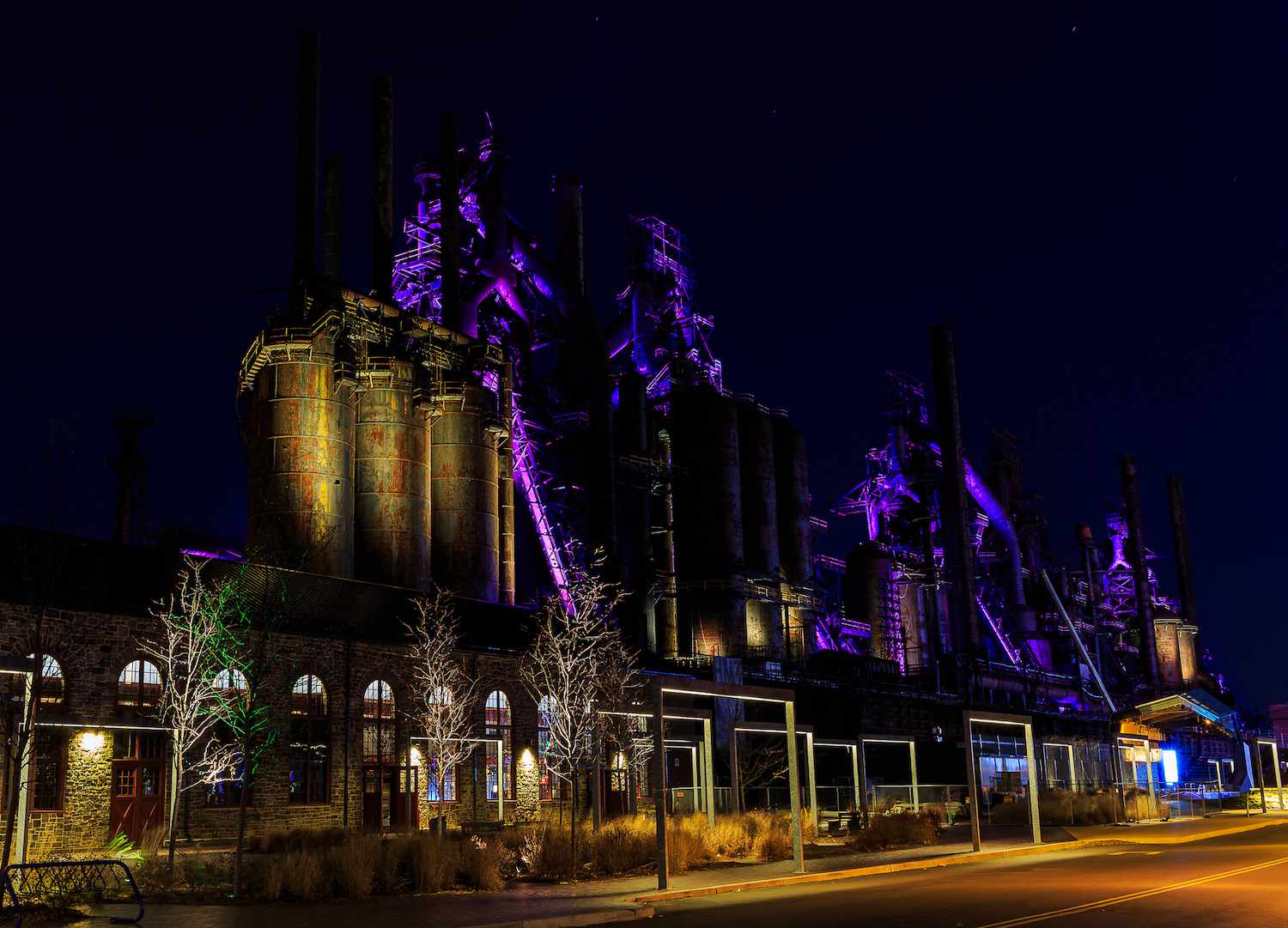 夜间翻新的钢堆入口，炉子以紫色亮起
