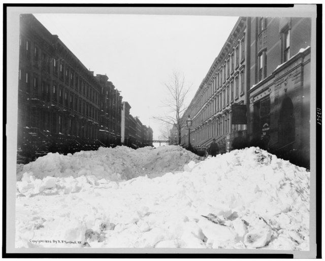 雪堆积在哈莱姆街,纽约在1899年2月13日的暴雪