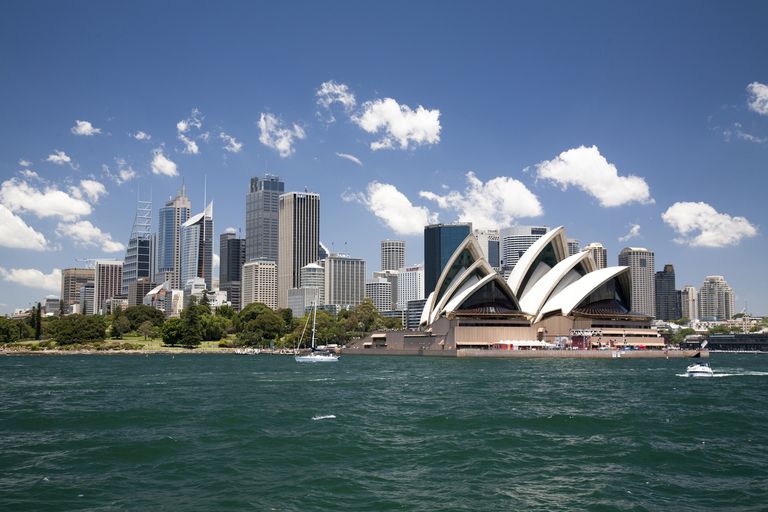 澳大利亚悉尼的天际线，显示悉尼歌剧院和高楼大厦在港口