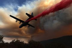 飞机在八月复杂的火灾中掉落森林上的红火焰