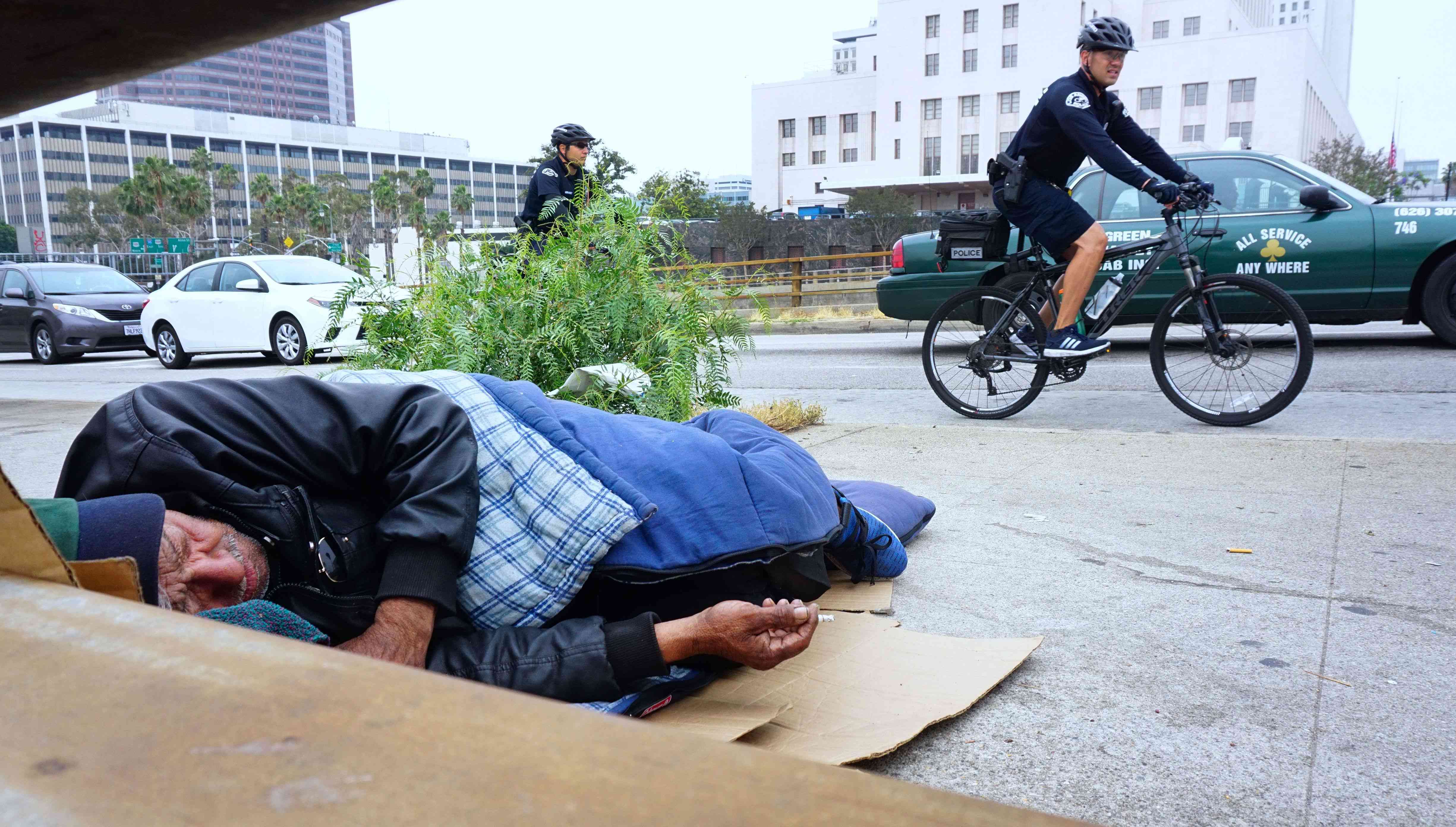 无家可归的男子睡在洛杉矶市中心的人行道上