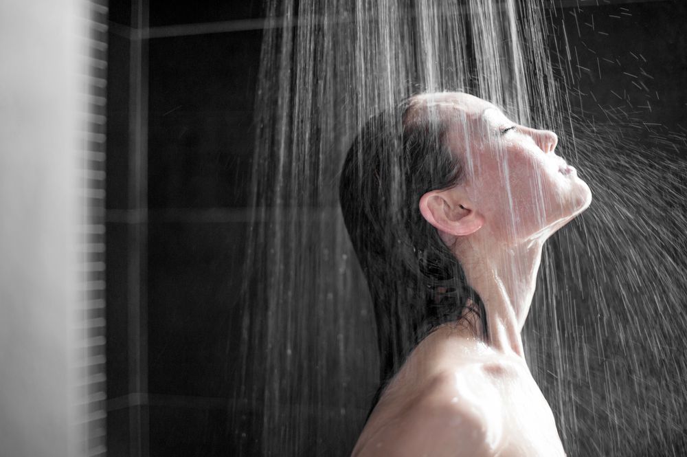 女人洗澡——蒸汽可以帮助喉炎