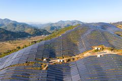 太阳能电池板覆盖中国福建省的山坡。