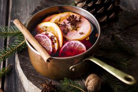 铜炖锅的香料和柑橘温暖的热葡萄酒在冬天